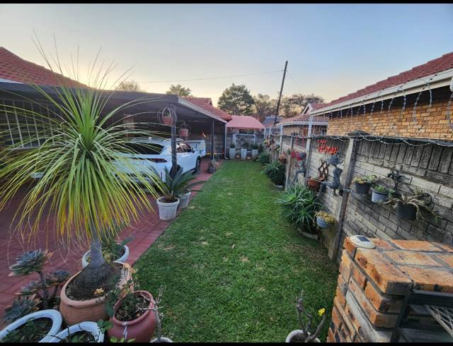 3 BEDROOM TOWNHOUSE FOR SALE IN PROTEA PARK
